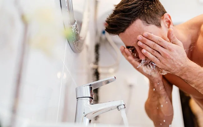 Rửa mặt thường xuyên giúp loại bỏ tác nhân gây nám